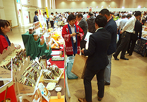 約500人が来場してにぎわった展示試食商談会