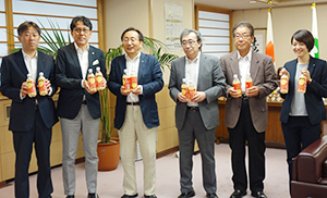 三村申吾知事（左から3人目）を訪問したアサヒ飲料関係者