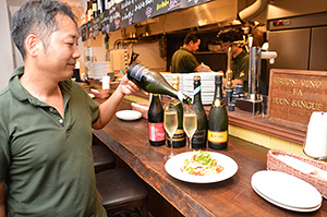 「ワイン食堂パスターズ」の宮澤康一代表。泡モノ需要に期待を寄せる