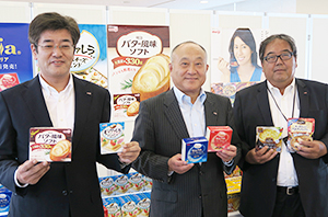 新商品の紹介と今後の方針を示す左から三井基史乳食品営業部長、松田克也常務執行役員加工食品営業本部長、河原恒調理食品営業部長