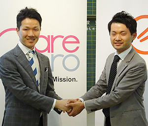 握手を交わす沢木恵太おかんCEO（右）と川添高志ケアプロ社長