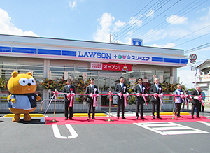 9日開店のローソン・スリーエフ白井冨士店（千葉県）のオープニングセレモニーには両社社長など関係者が参加した