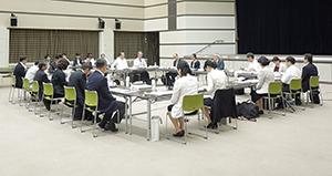 多くの傍聴者も集まった第8回検討会