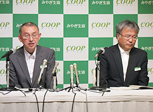 記者会見に臨む倉田秀昭常務理事（左）と吉島孝理事