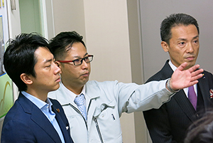 製造ラインを見学する小泉進次郎議員（左）と藤尾益雄社長（右）