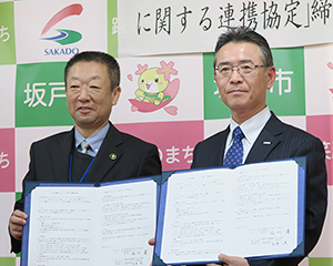 連携協定を締結した白井一夫ハウスウェルネスフーズ社長（右）と石川清坂戸市長
