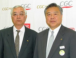 堀内淳弘CGCグループ代表（左）が「売ることに社内で一番熱心」と紹介した堀内要助社長