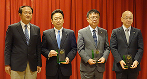 日本企業3社に感謝状を贈った曹啓鴻主任委員（左）