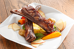 本州産のシカ、または北海道産のエゾシカのバラ肉を使用した「鹿肉のスペアリブ」