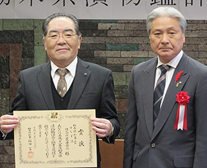 荒井一好荒井食品社長（左）は福田富一栃木県知事から表彰状を直接授与された
