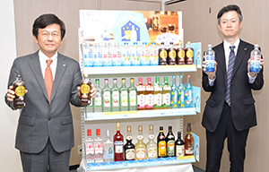 「うち飲みボトル」提案に力を込める山本大輔リキュール・焼酎部長（右）