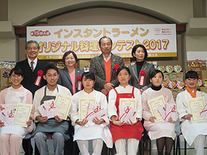 優勝した森岡優衣さん（前列左から3人目）と笑顔の入賞者ら