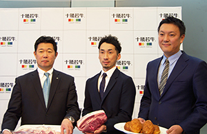 左から串田雅樹代表理事組合長、吉田哲郎組合長、森本吉徳製造本部本部長