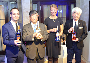 マリーブリザールワイン＆スピリッツのスタンスラス・ロンテックスCEO代理（左端）、日本酒類販売の田中正昭社長（左から2人目）、小川和弘国際事業本部取締役本部長（右端）