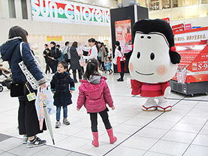 品川駅中央改札とエキュートの間で「おかめちゃん」も集客に一役買った