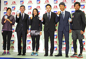 森信也執行役員健康事業本部長（左から2人目）、谷真海選手（同3人目）、太田雄貴氏（右から3人目）と「TEAM MAMI」メンバー