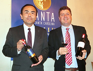 SWIの横江博和専務（左）とサンタカロリーナ社チーフワインメーカーのアンドレス・カバレロ氏
