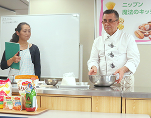 ハサン・ウナル氏（右）の実演