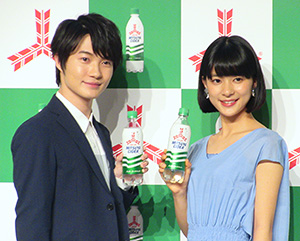 新広告キャラクターの神木隆之介（左）と芳根京子