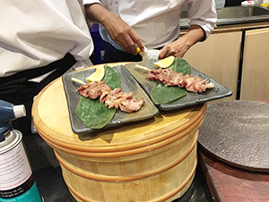 タイでは和牛の串焼きが1本900バーツ（約3000円）で販売されている＝タイ・バンコクの日本食レストランで