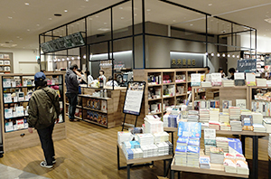 5階テナントのイオングループの未来屋書店、ブック＆カフェで高級感を演出した