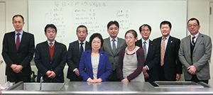 3月のメニュー試食会で三浦理代教授（前列左）と工業会役員
