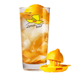 メープルとレモンを漬けた酒でつくる「メイプリッチレモンサワー」、右が独自に開発した剣山型スクイーザー