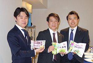 商品を手にする（右から）武田泰明ザファーム社長、笠原英樹NTTテクノクロス取締役、味岡清史エス・アイテックス本部長