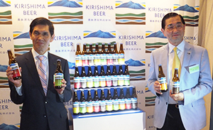 リニューアル発売のKIRISHIMA　BEERを手にする江夏順行代表取締役社長（左）と江夏拓三代表取締役専務
