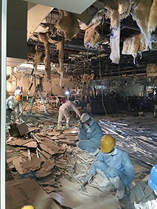 特に被害が大きかった包装・梱包室。天井や壁が崩落し、がれきが床を覆い尽くした
