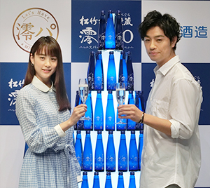 “澪パ”のアンバサダーに就任した山本美月（左）と斎藤工