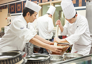 CIA日本食講座で調理指導
