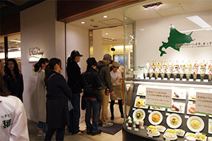 つめかけた客でにぎわう開店直後の「札幌パセオ店」