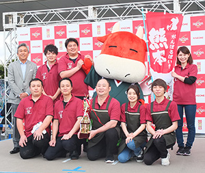 寺田直行社長（後列左）とグランプリを獲得した「レッフェル流通団地店」のスタッフ