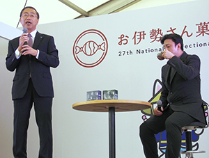 トークショーで品田英明社長（左）と市川染五郎