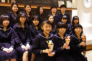 パフェの共同開発に取り組んだ北星学園の女子生徒たち
