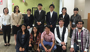 日本酒普及に取組む日本とメキシコの大学生（後列中央は山田彰大使）