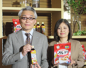 柳井慎一郎サントリー食品インターナショナル執行役員（左）と網干弓子カルビー企画部部長