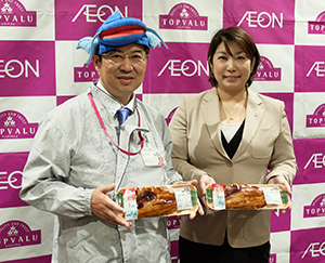 左から松本金蔵イオンリテール水産商品部長と山内愛子WWFジャパン海洋水産グループ長