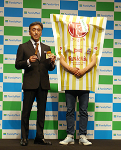澤田貴司社長（左）と新キャラクター「ファミチキ先輩」