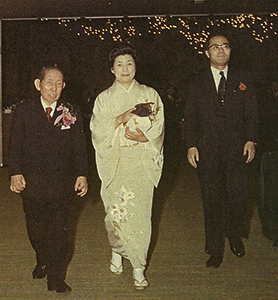 中部謙吉・美子（はるこ）夫妻と筆者（右）（1973年）