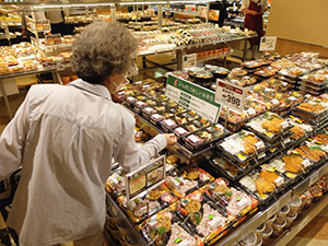 充実した惣菜売場には健康配慮の弁当6品目を用意