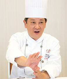 「液体塩こうじ」の魅力について語る品川プリンスホテルの山田泰雄総料理長