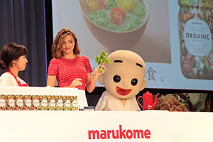 マルコメ ミランダ カー監修 オーガニックみそパウダー を発売 日本食糧新聞電子版
