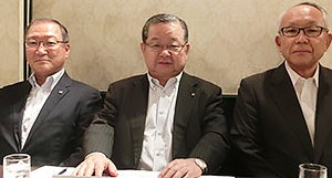 左から寺師孝一代表取締役専務、中津濵健代表取締役社長、永野章代表取締役専務