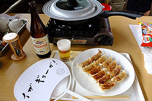 フライパンで焼き上げ、ビールとともに