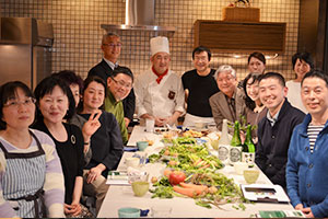 体にいい食材と料理法を探求する北沢正和氏（中央奥左から3人目）と薮崎友宏氏（同2人目、4月5日）