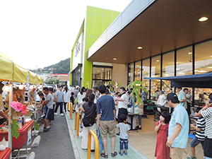 社員手作りの屋台で盛り上がった夏祭り