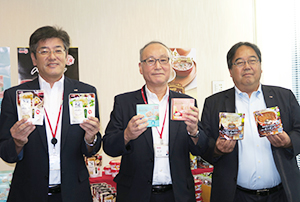 新商品をアピールする左から三井基史加工食品営業本部乳食品営業部長、酒井隆常務執行役員加工食品営業本部長、河原恒調理食品営業部長