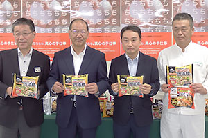 フォトセッションで和田博行社長（中央左）と陳優継氏（同右）、白潟昌彦常務取締役生産本部長（右端）、青木雅一取締役営業副本部長（左端）